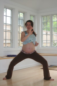 kobieta w ciąży ćwiczy